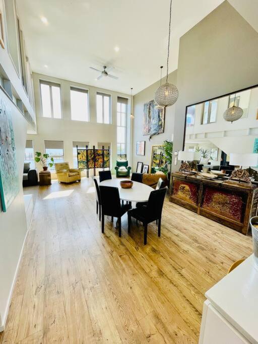 Stunning New York Loft Gallery Christchurch Dış mekan fotoğraf